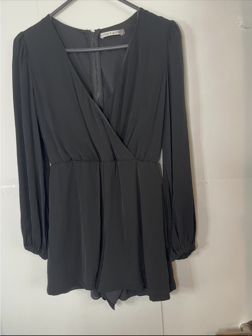 Alice + Olivia Black long sleeve V-neck romper jumpsuit party cocktail size 0